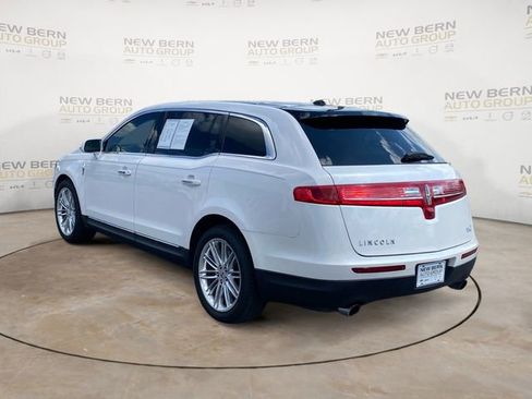 Used 2019 Lincoln MKT AWD image 3