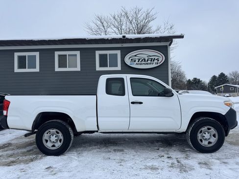 Used 2016 Toyota Tacoma SR image 1