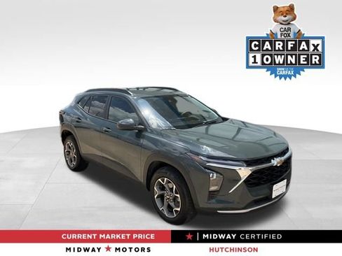 Used 2025 Chevrolet Trax LT FWD image 1