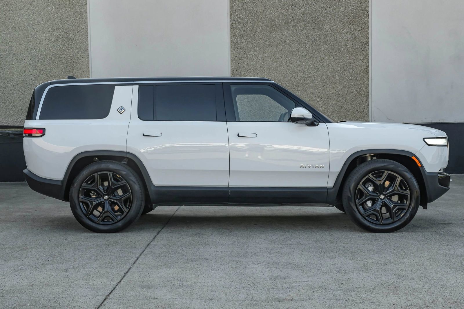 Used 2024 Rivian R1S Adventure Dual AWD/4WD image 11