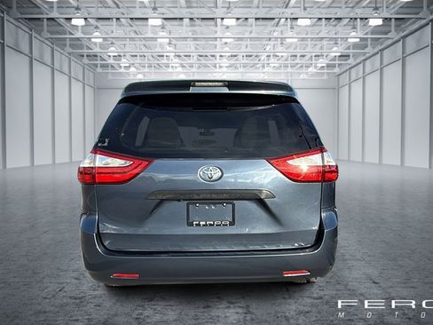 Used 2017 Toyota Sienna L image 4