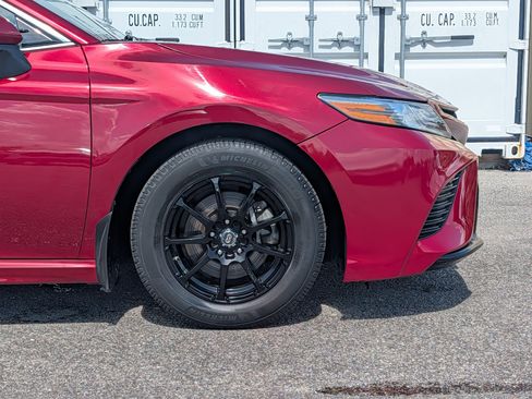 Used 2018 Toyota Camry XSE FWD image 11