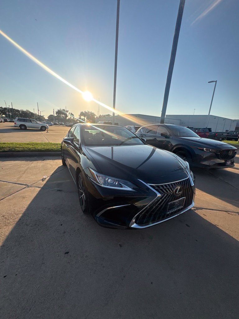 Used 2025 Lexus ES 350 w/ Premium Package FWD image 2