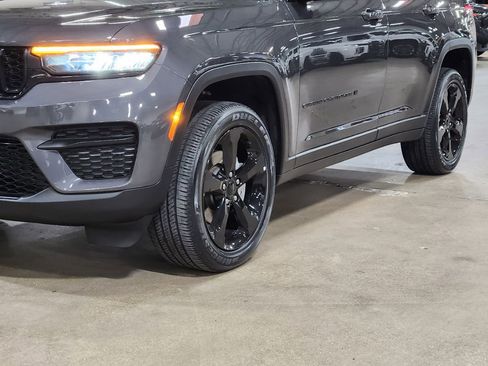 Used 2023 Jeep Grand Cherokee Altitude RWD image 17