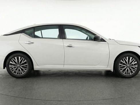 Used 2025 Nissan Altima 2.5 SV image 11