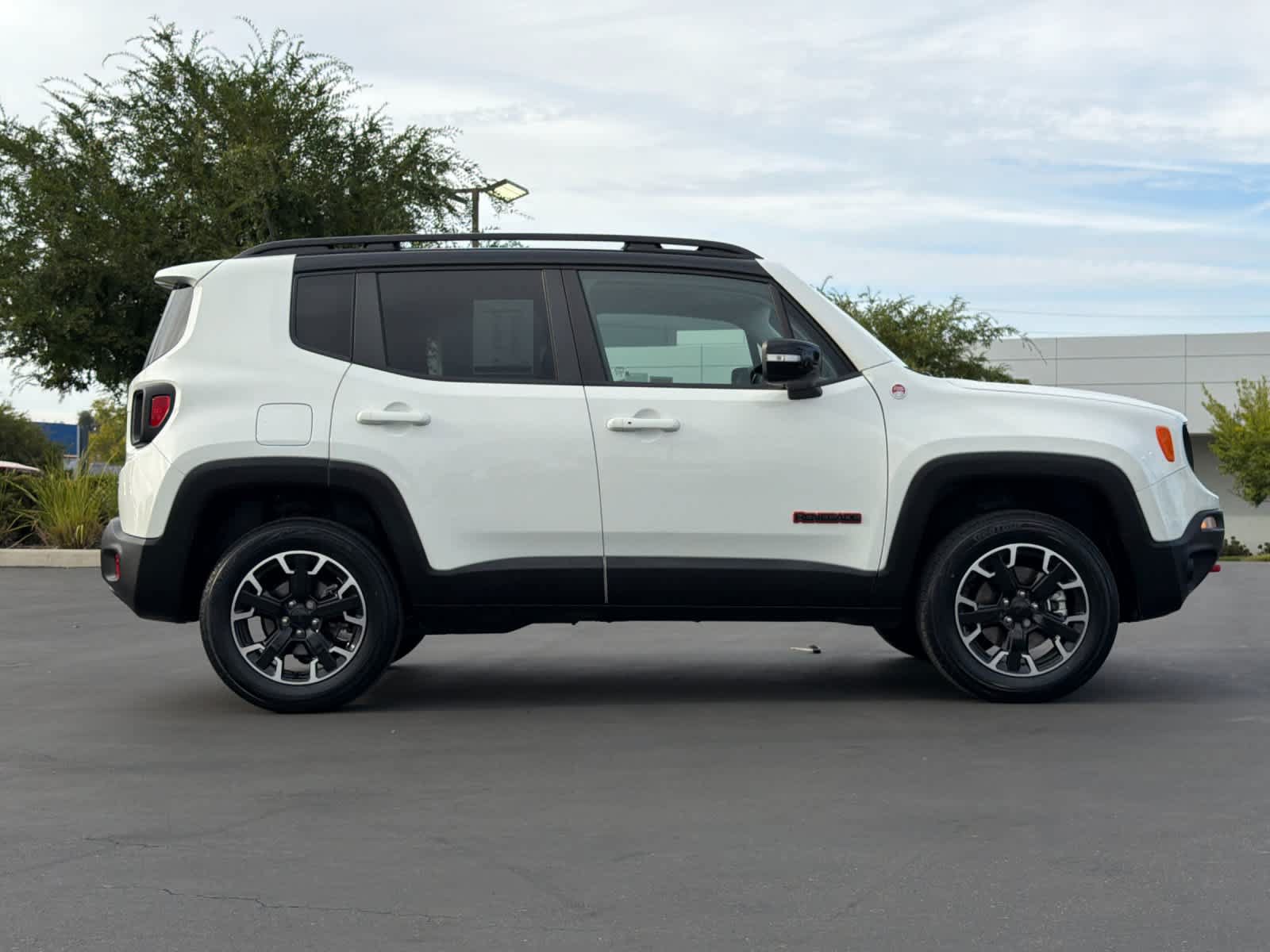 Used 2023 Jeep Renegade Trailhawk AWD/4WD image 6