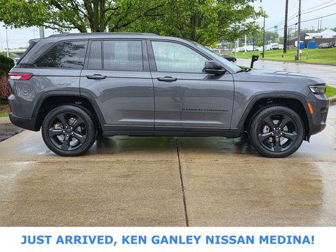 Used 2024 Jeep Grand Cherokee Altitude AWD/4WD image 2