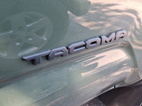 Used 2022 Toyota Tacoma TRD Off-Road AWD/4WD image 5
