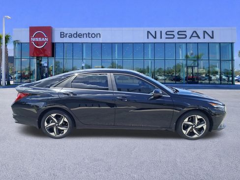 Used 2022 Hyundai Elantra Limited FWD image 4