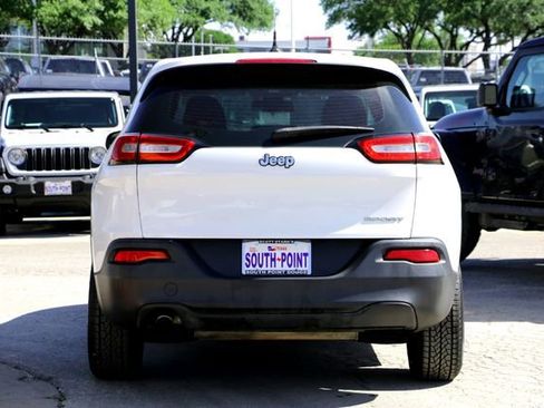 Used 2015 Jeep Cherokee Sport image 6