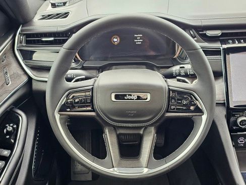 Used 2023 Jeep Grand Cherokee Overland w/ Luxury Tech Group IV AWD/4WD image 25