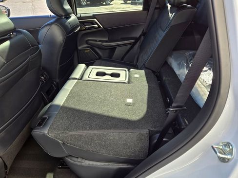 New 2025 Mitsubishi Outlander SE image 13