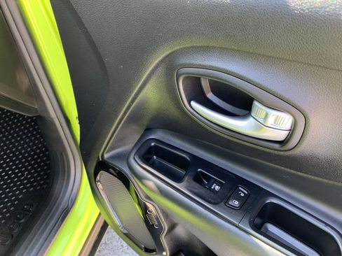 Used 2017 Jeep Renegade Altitude AWD/4WD image 38