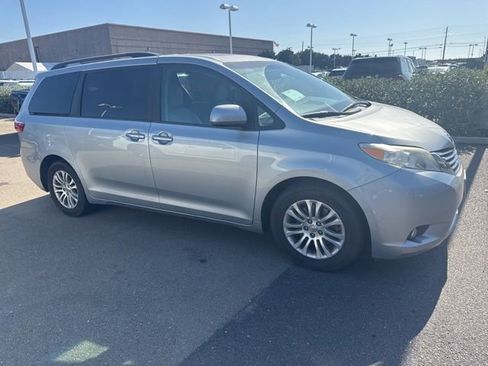 Used 2015 Toyota Sienna XLE w/ XLE Navigation Package FWD image 5