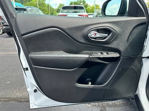 Used 2019 Jeep Cherokee Latitude Plus FWD image 14