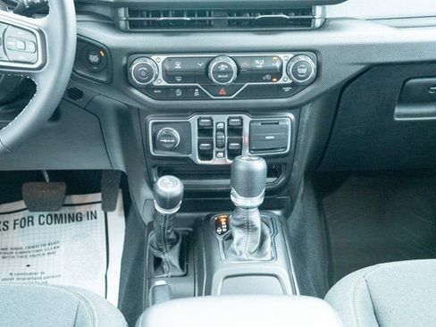 Used 2025 Jeep Wrangler Unlimited Sport image 31