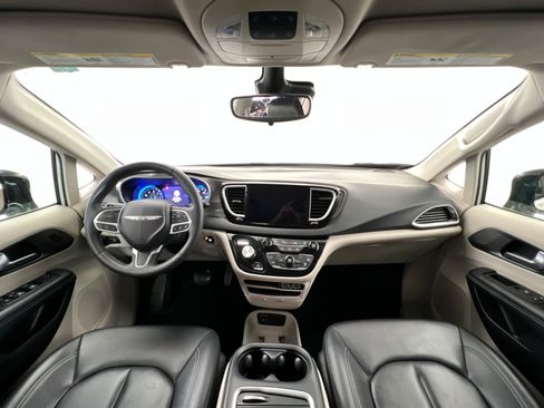 Used 2024 Chrysler Pacifica Touring-L FWD image 10