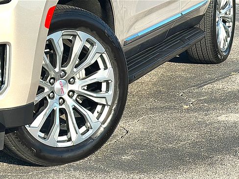 Used 2024 GMC Yukon Denali RWD image 3
