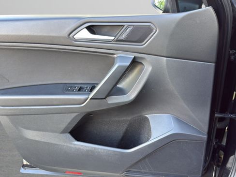 Used 2019 Volkswagen Tiguan SE w/ Panoramic Sunroof Package FWD image 10