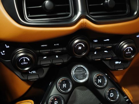Used 2021 Aston Martin V8 Vantage Roadster RWD image 25