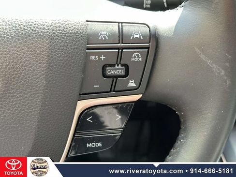 Used 2023 Toyota Crown AWD/4WD image 31