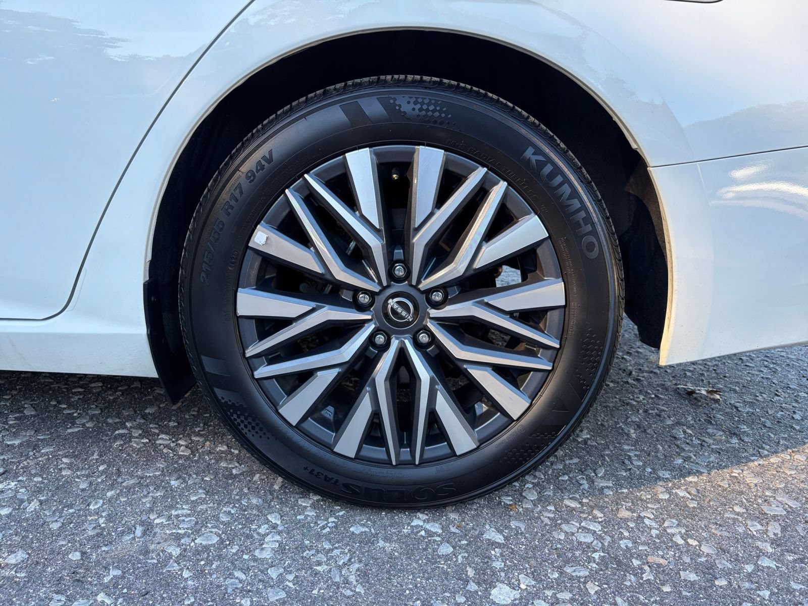 Used 2025 Nissan Altima 2.5 SV FWD image 29