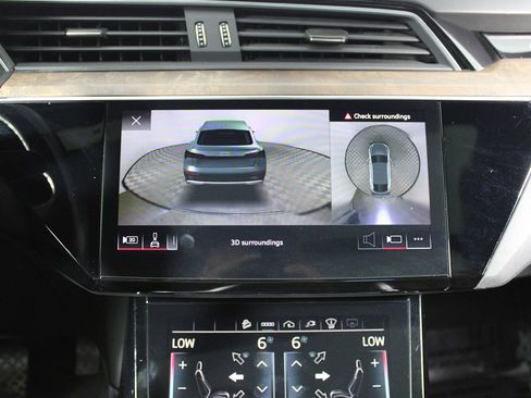 Used 2022 Audi e-tron Prestige w/ Prestige Package image 10