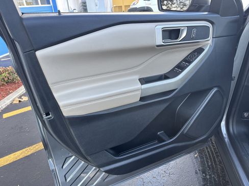 Used 2021 Ford Explorer XLT image 7