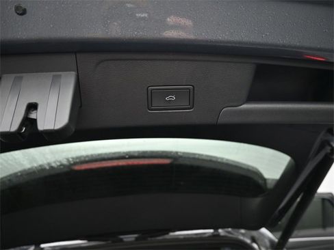 Used 2025 Volkswagen Atlas Cross Sport SE image 7