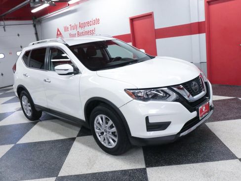 Used 2020 Nissan Rogue SV image 3