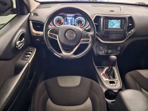 Used 2017 Jeep Cherokee Sport FWD image 7