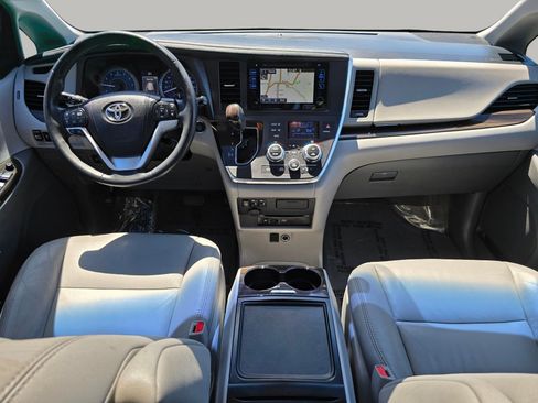 Used 2017 Toyota Sienna XLE Premium FWD image 3
