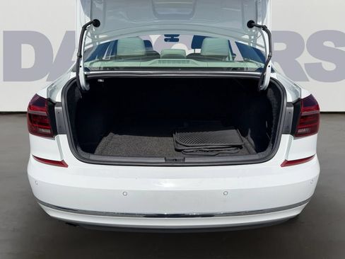 Used 2018 Volkswagen Passat 2.0T SE FWD image 11