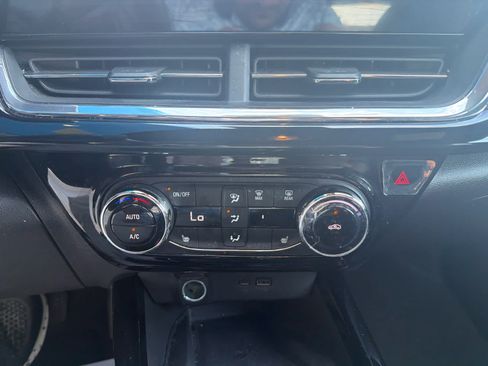 Used 2025 Chevrolet Trax RS w/ Sunroof Package FWD image 20