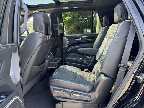 Used 2022 Cadillac Escalade Premium Luxury Platinum w/ Heavy-Duty Trailer Package AWD/4WD image 15