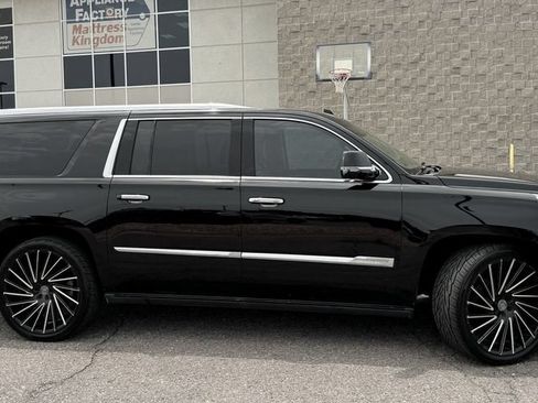 Used 2017 Cadillac Escalade ESV Premium Luxury AWD/4WD image 5