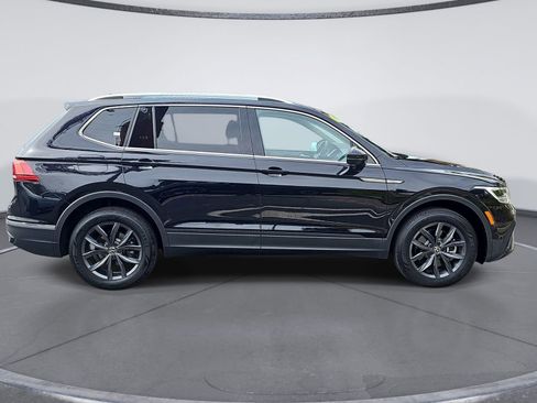 Used 2023 Volkswagen Tiguan SE FWD image 2