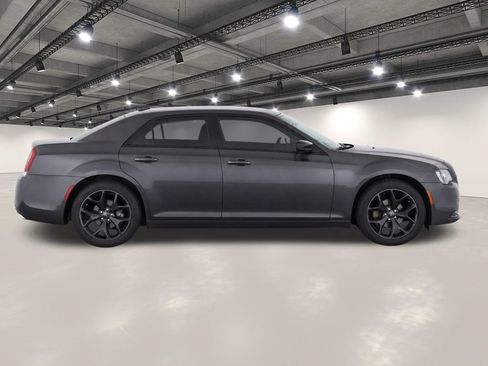 Used 2022 Chrysler 300 S RWD image 8