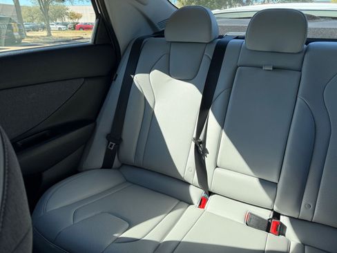 Used 2025 Hyundai Elantra Limited image 40