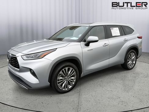 Used 2020 Toyota Highlander Platinum FWD image 1