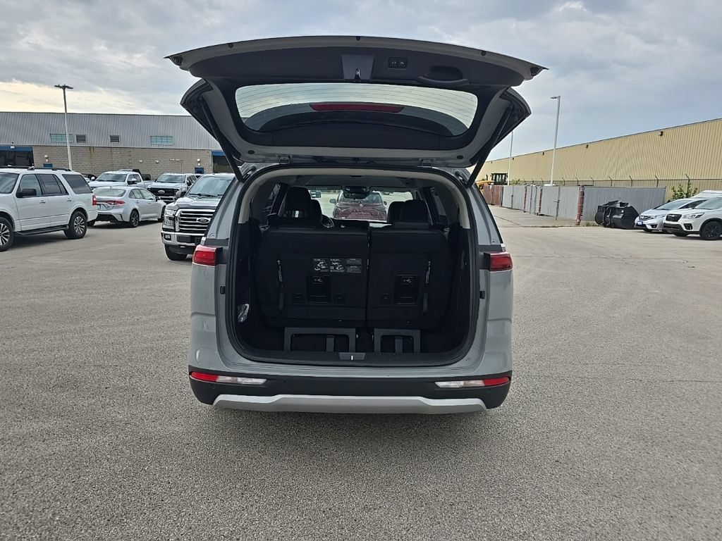 Used 2023 Kia Carnival EX FWD image 6