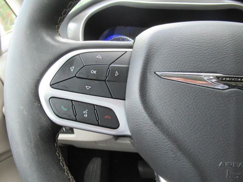 Certified 2023 Chrysler Pacifica Touring-L FWD image 23