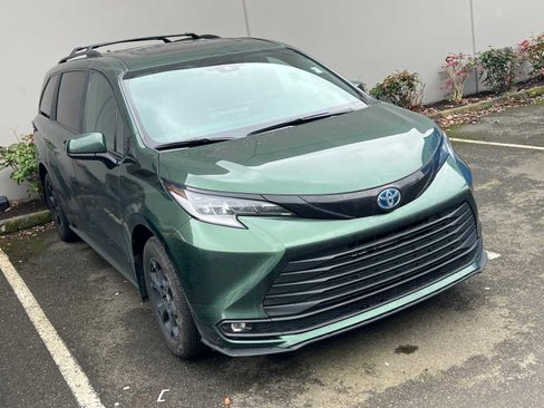 Certified 2025 Toyota Sienna XLE Woodland Edition image 6