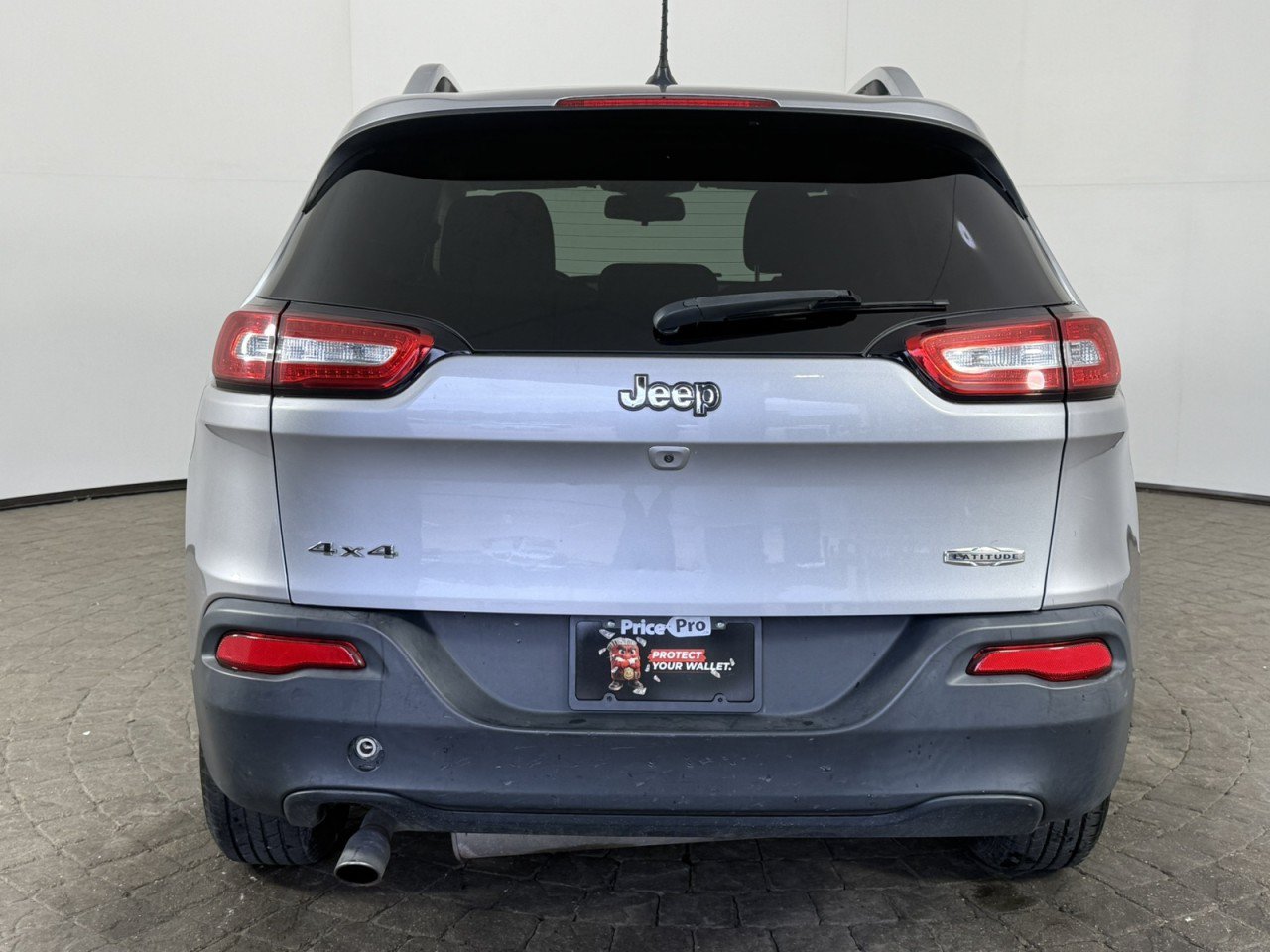 Used 2017 Jeep Cherokee Latitude AWD/4WD image 6