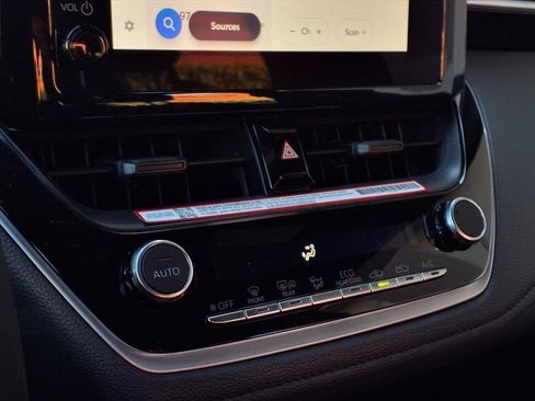 Certified 2025 Toyota Corolla SE image 10