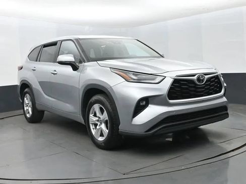 Used 2025 Toyota Highlander LE FWD image 2