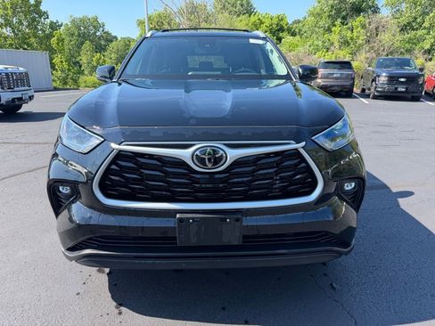 Used 2022 Toyota Highlander XLE AWD/4WD image 2