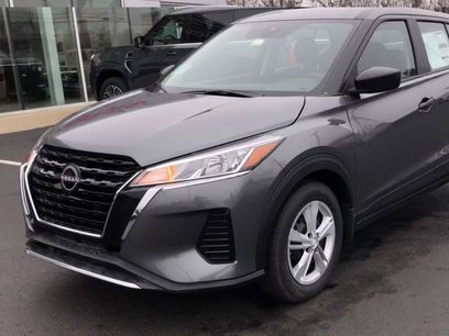New 2025 Nissan Kicks Play S