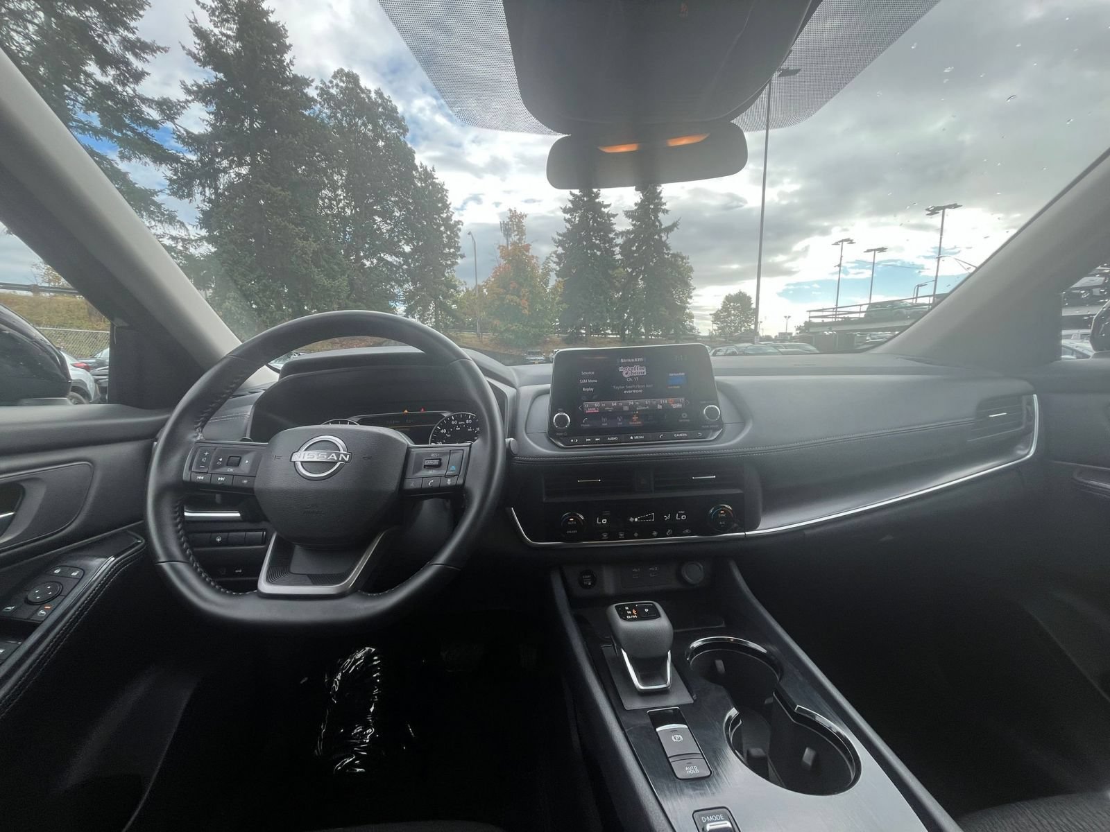 Used 2025 Nissan Rogue SV FWD image 34