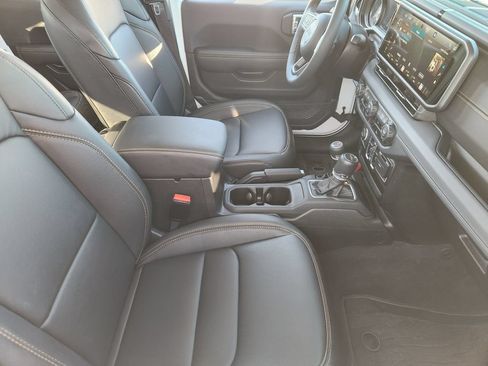Used 2025 Jeep Gladiator Sport AWD/4WD image 14